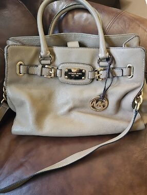Michael Kors Large Hamilton Beige Pebbled Leather Shoulder Bag w/Gold Chain Link